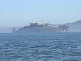 Alcatraz nella nebbia mattutina